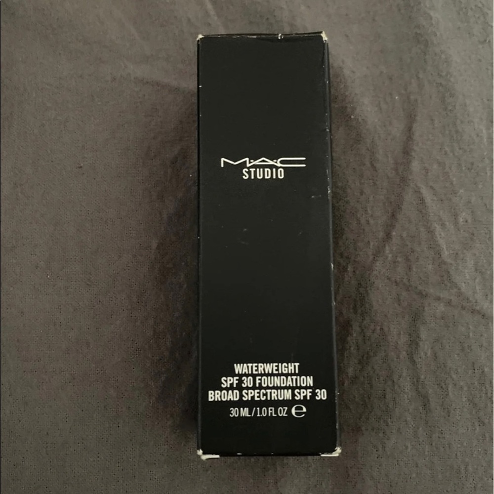 MAC Cosmetics Studio Waterweight NC45